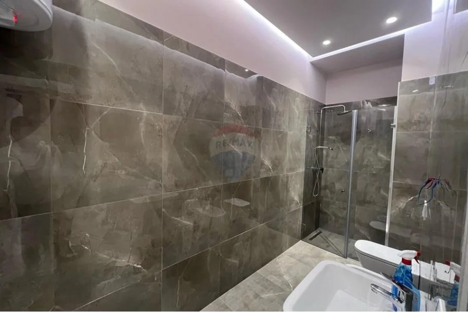 Tirane, jepet me qera zyre Kati 7, 120 m² 1.200 € (Rruga e Kavajes)