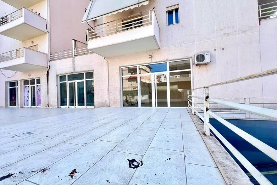 Vlore, jepet me qera dyqan Kati 0, 50 m² 300 € (Albano&amp;Romina)