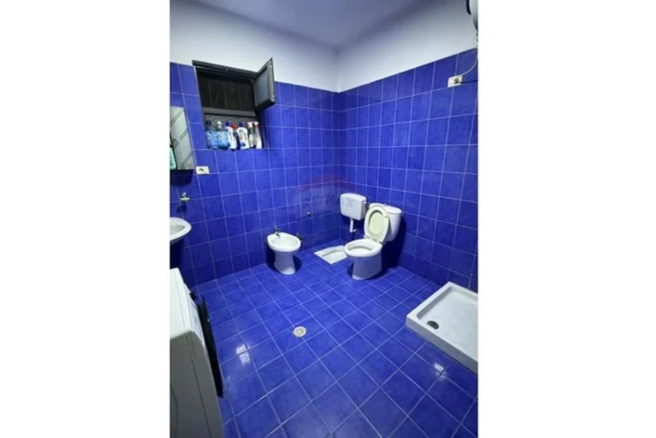 Tirane, jepet me qera apartament 2+1 Kati 1, 100 m² 430 € (APARTAMENT 2+1 PER QIRA PRANE SPITALIT USHTARAK!)