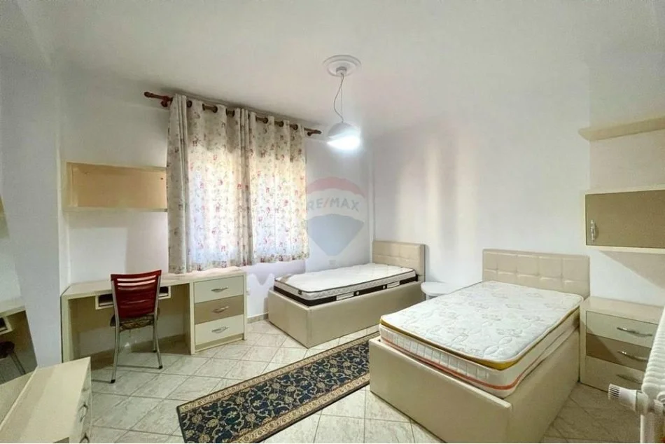 Tirane, jepet me qera apartament 2+1+Ballkon Kati 4, 120 m² 750 € (Komuna e Parisit)