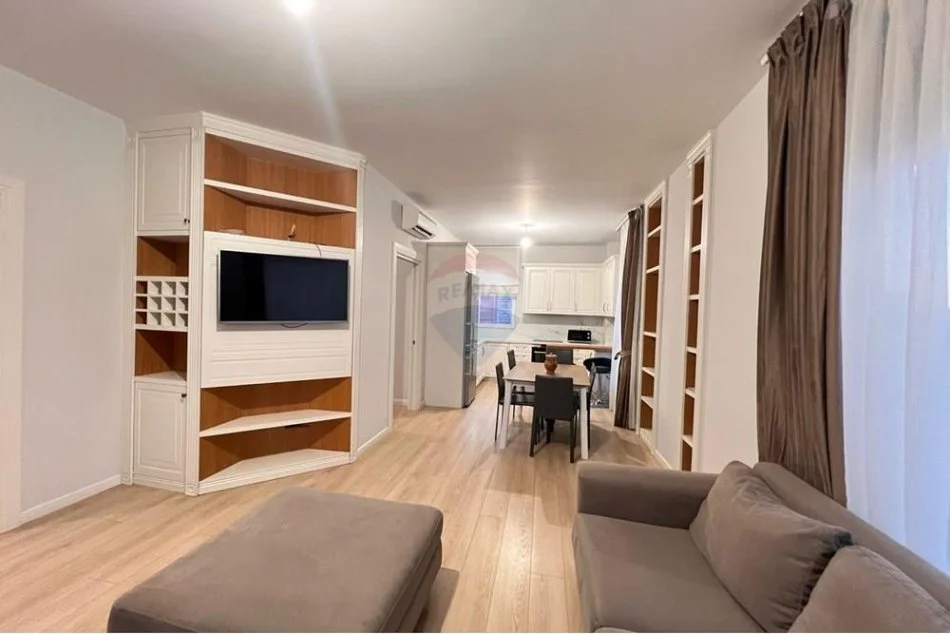 Tirane, jepet me qera apartament 3+1 Kati 3, 142 m² 1.100 € (Kopshti Botanik)