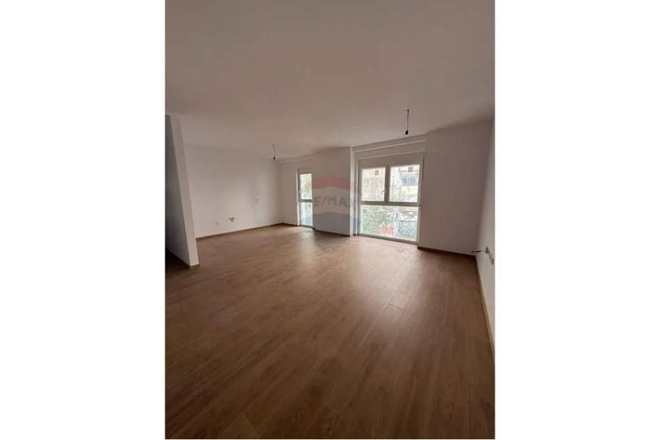 Tirane, jepet me qera zyre Kati 2, 119 m² 1000 € (Prane Ambasador 3)