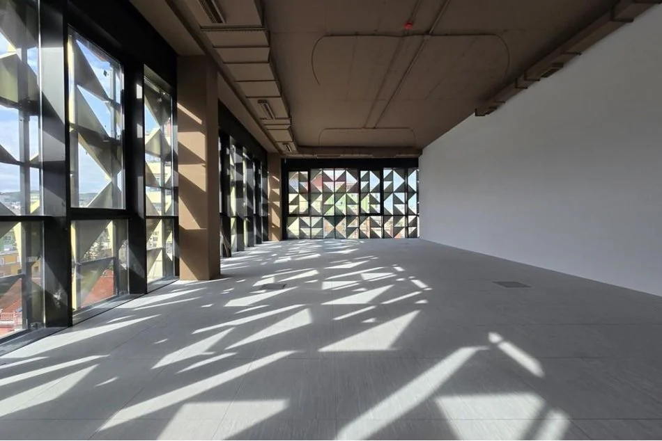 Tirane, jepet me qera ambjent biznesi Kati 4, 150 m² 2.500 € (Bllok)