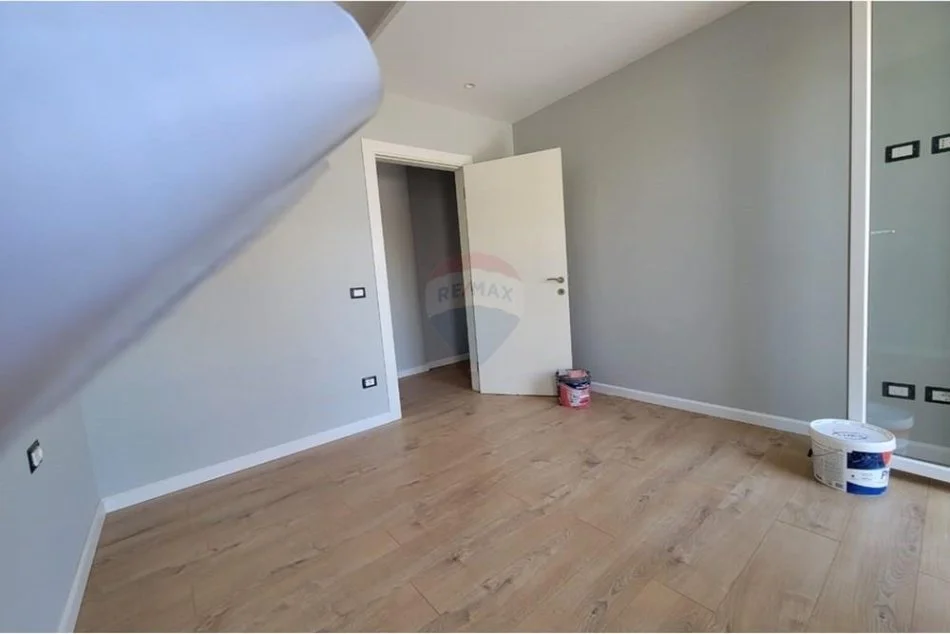 Tirane, jepet me qera apartament duplex 2+1 , 77 m² 600 € (brryli)