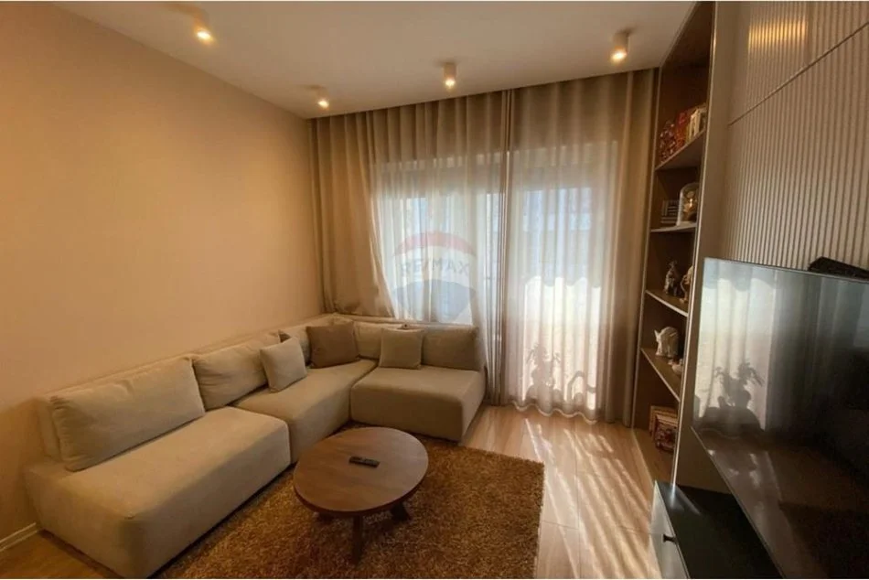 Tirane, jepet me qera apartament 2+1 Kati 4, 750 € (KOMPLEKSI KONTAKT)