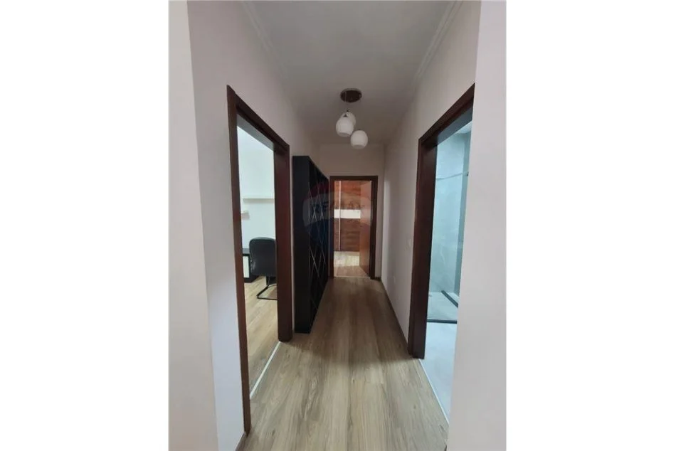 Tirane, jepet me qera apartament 2+1+Ballkon Kati 3, 120 m² 700 € (liqeni i thate)
