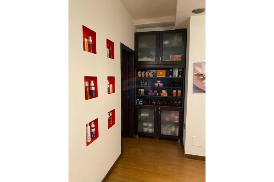 Tirane, jepet me qera dyqan , 90 m² 1.000 € (ish ekspozita)