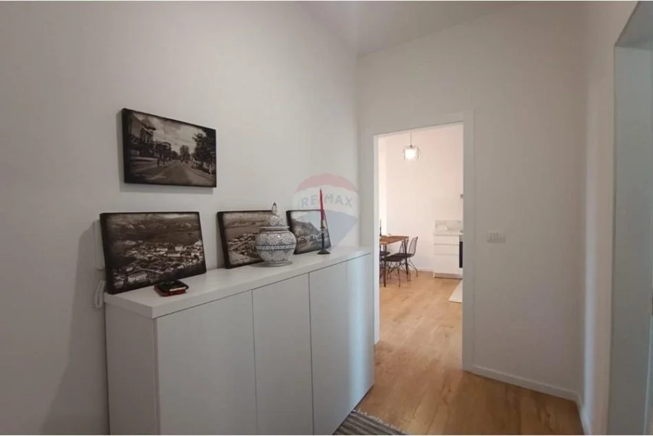 Tirane, jepet me qera apartament 1+1+Ballkon Kati 5, 67 m² 700 € (rruga qemal stafa)