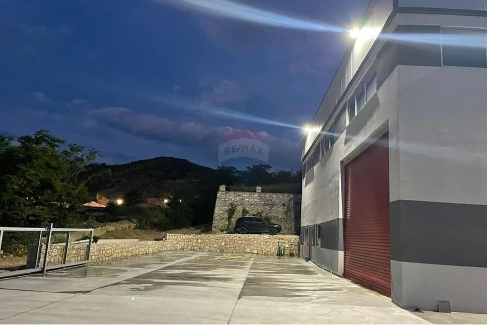 Tirane, jepet me qera magazine , 2.500 m² 4.000 € (AKSI TIRANE-VORE)