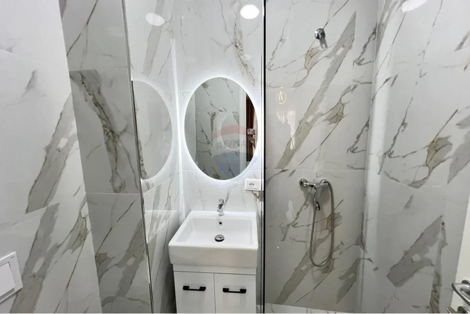 Tirane, jepet me qera apartament 2+1 , 100 m² 750 € (TRIO TOWER)