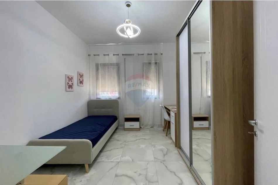 Tirane, jepet me qera apartament 2+1 , 95 m² 600 € (fusha e aviacionit)