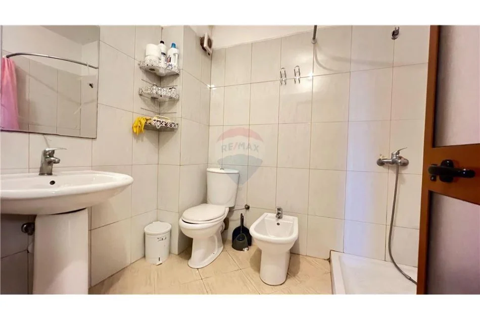 Tirane, jepet me qera apartament 3+1+Ballkon , 115 m² 450 € (kodra e diellit)