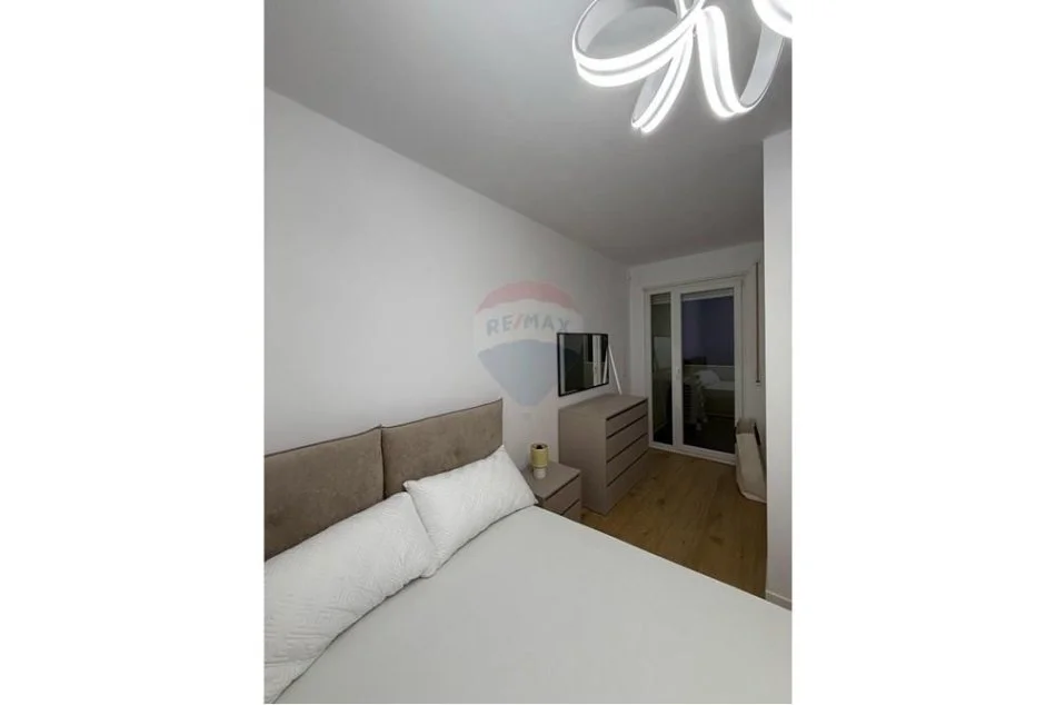 Tirane, jepet me qera apartament 2+1 Kati 12, 80 m² 550 € (golden park)