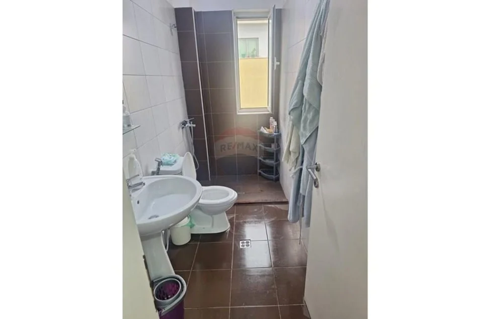 Tirane, jepet me qera apartament 2+1 Kati 6, 65 m² 380 € (shkolla e bashkuar)