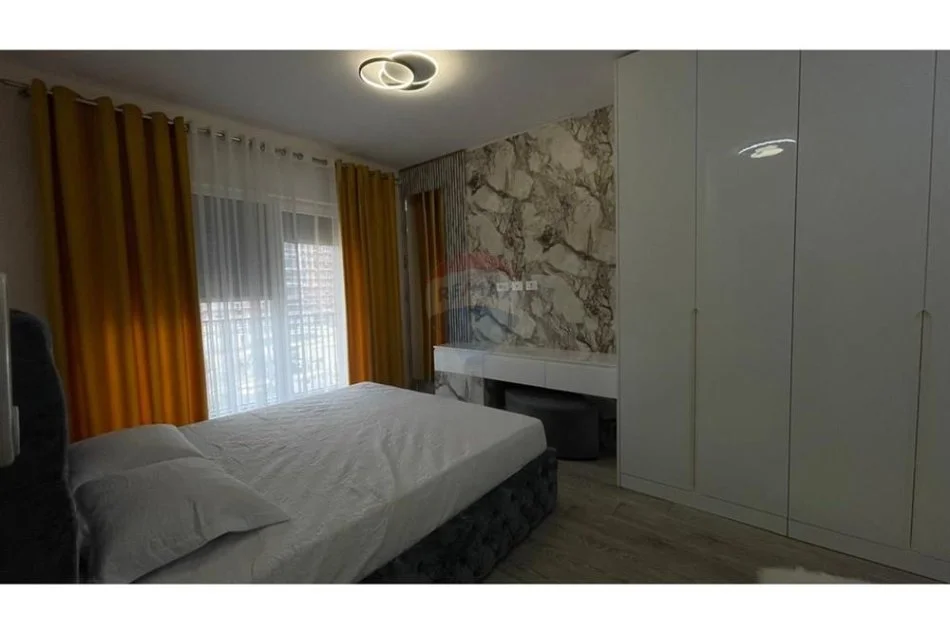 Tirane, jepet me qera apartament 2+1+Ballkon Kati 2, 115 m² 800 € (bulevardi i ri)