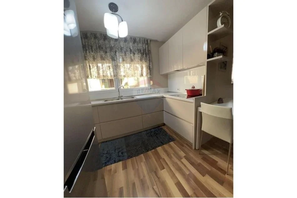 Tirane, jepet me qera apartament 1+1 , 94 m² 730 € (Rr. Myslym Shyri)