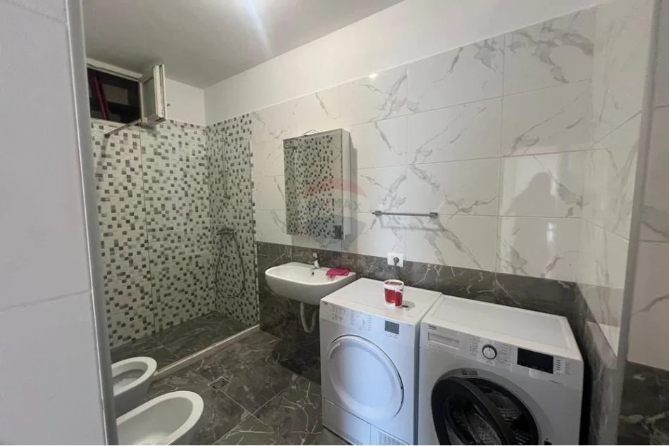 Tirane, jepet me qera apartament 2+1 , 98 m² 800 € (Kopshti Botanik)