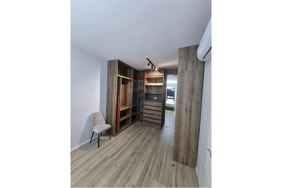 Tirane, jepet me qera apartament 2+1 , 110 m² 800 € (porcelan)