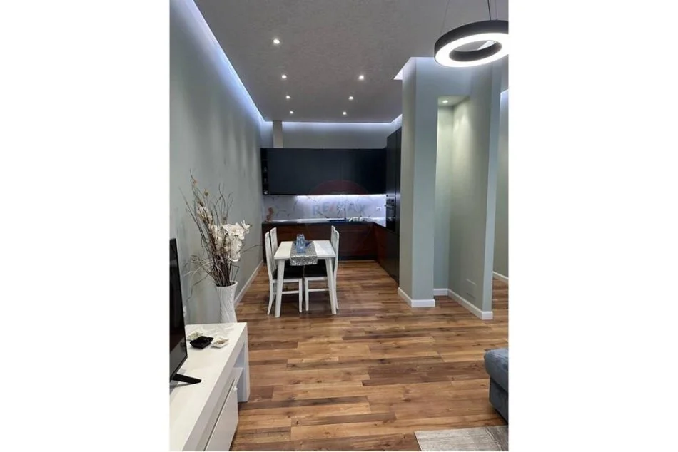 Tirane, jepet me qera apartament 2+1+Ballkon Kati 2, 119 m² 600 € (SAUK)