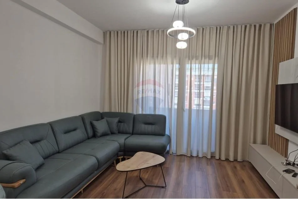 Tirane, jepet me qera apartament 2+1+Ballkon Kati 5, 750 € 