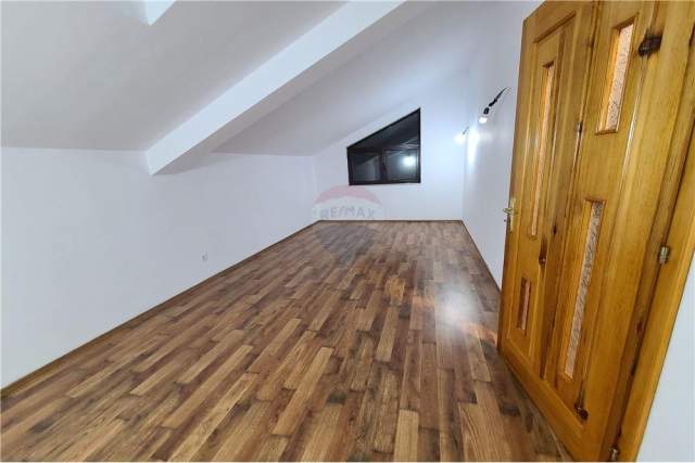 Tirane, jepet me qera zyre Kati 1, 143 m² 3.000 Euro (Rruga Ali Demi)