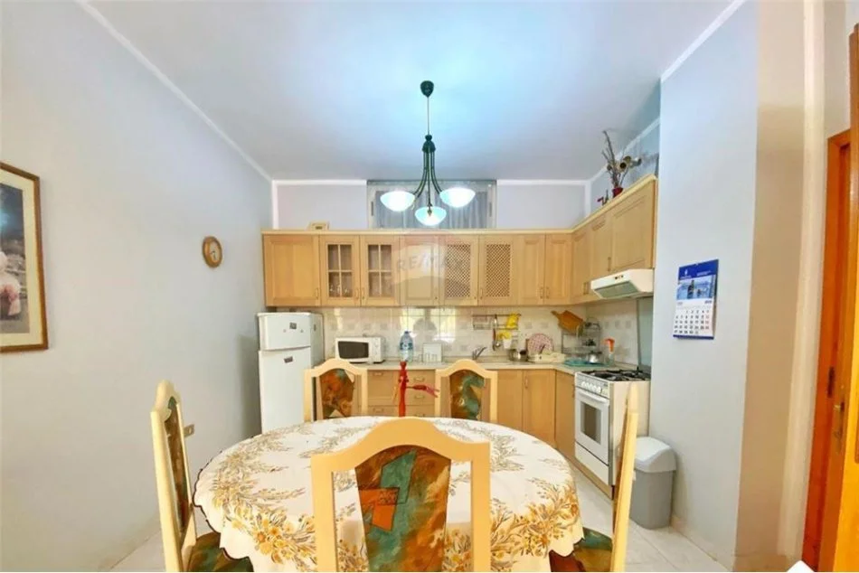 Tirane, jepet me qera 3+1 Kati 3, 140 m² 650 € (JEPET APARTAMENT PER QIRA TE BLLOKU I AMBASADAVE!)