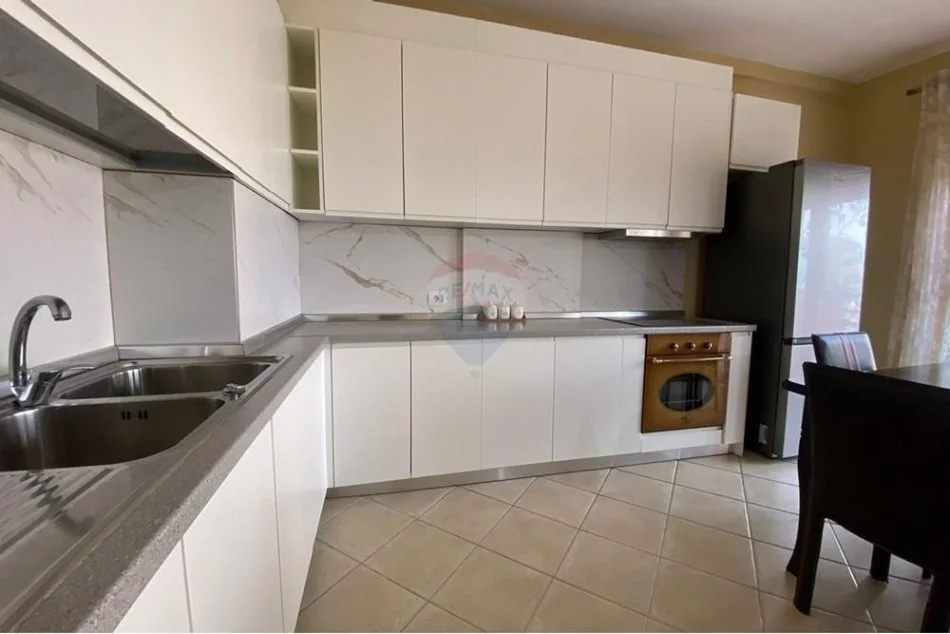 Tirane, jepet me qera 2+1 Kati 10, 93 m² 900 € (APARTAMENT 2+1+2+GARAZH PER QIRA NE QENDER)