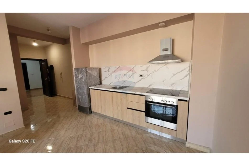 Tirane, jepet me qera apartament Kati 8, 75 m² 350 € 