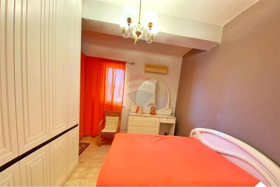 Tirane, jepet me qera 3+1 Kati 3, 140 m² 650 € (JEPET APARTAMENT PER QIRA TE BLLOKU I AMBASADAVE!)