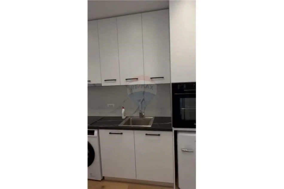 Tirane, shitet apartament 1+1 Kati 2, 49 m² (SHITET GARSIONERE TEK SHALLVARET)