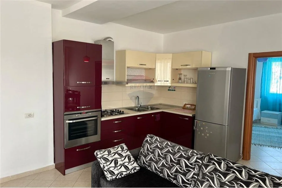 Tirane, jepet me qera apartament 2+1 , 500 € (Ali Demi)