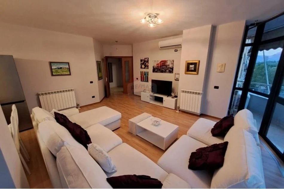 Tirane, jepet me qera apartament 3+1 Kati 4, 130 m² 650 €