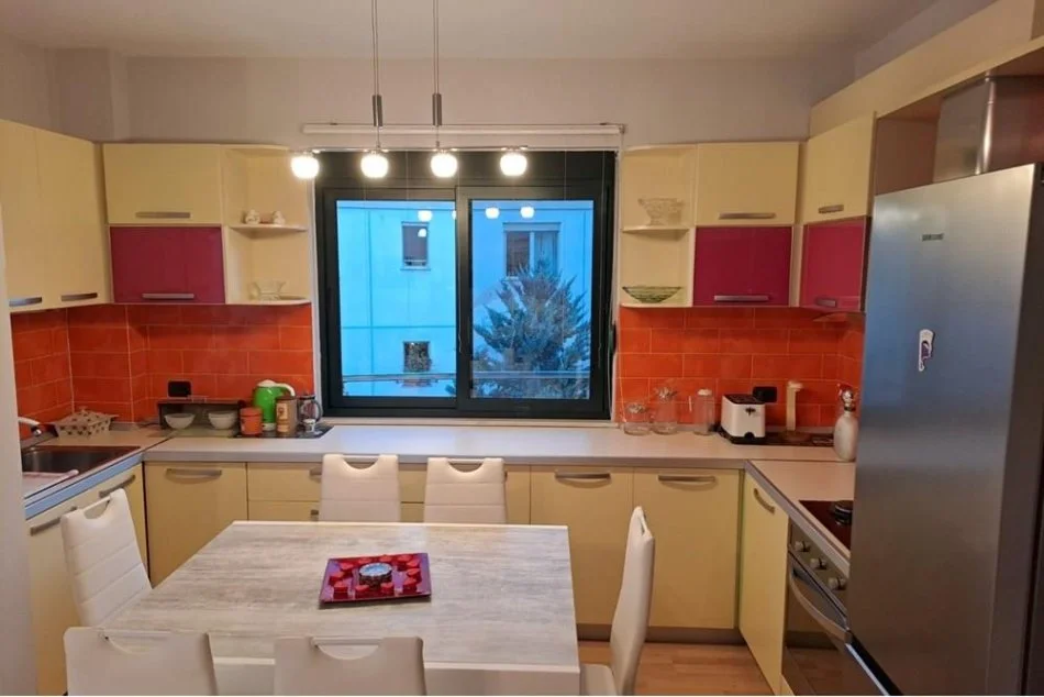 Tirane, jepet me qera apartament 3+1 Kati 4, 130 m² 650 €