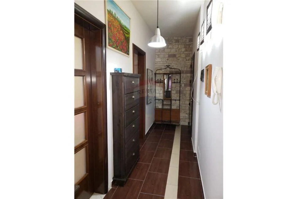 Tirane, jepet me qera apartament 1+1 Kati 3, 82 m² 550 € (Komuna e Parisit)