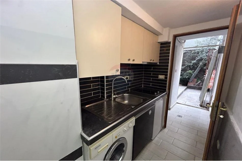 Tirane, jepet me qera garsonier 1+1 Kati 2, 48 m² 300 € (Rruga 5 Maj)