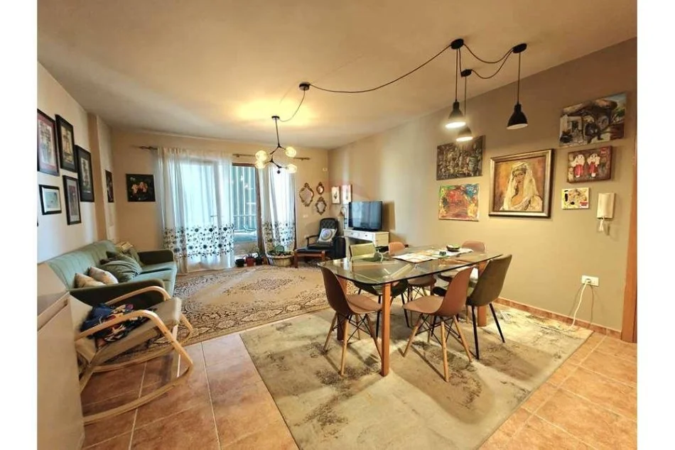 Tirane, jepet me qera apartament 2+1+Ballkon Kati 5, 125 m² 1.000 € 