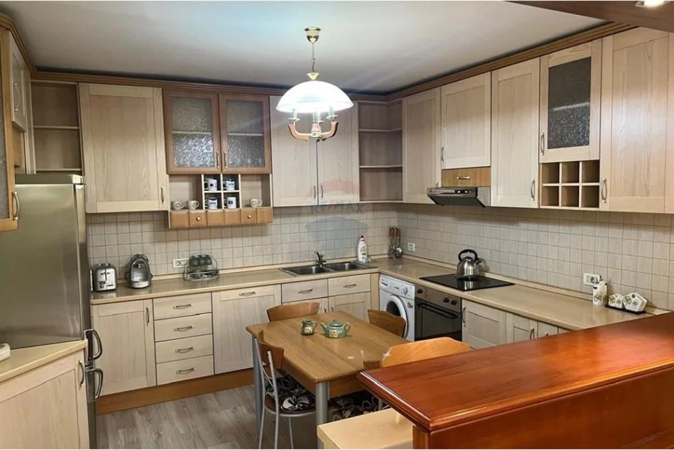 Tirane, jepet me qera apartament 3+1 Kati 0, 113 m² 1.000 € (Bulevardi Zogu i Zi)