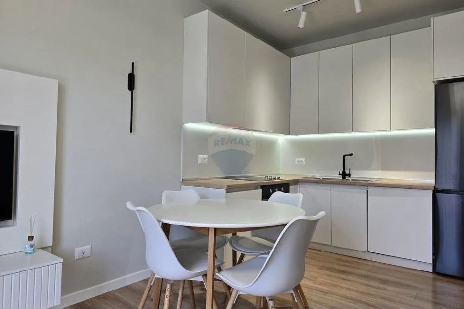 Tirane, jepet me qera apartament 2+1 Kati 3, 120 m² 750 € (Kopshti botanik)