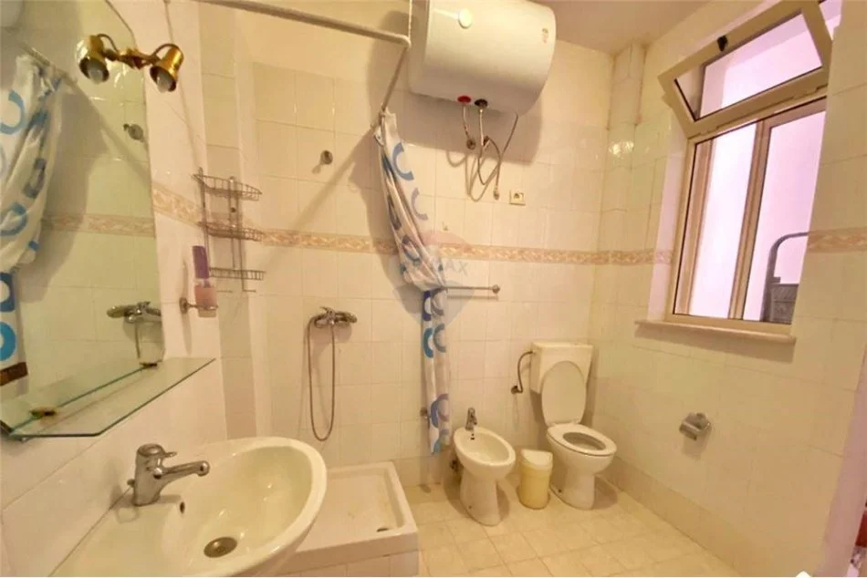 Tirane, jepet me qera 3+1 Kati 3, 140 m² 650 € (JEPET APARTAMENT PER QIRA TE BLLOKU I AMBASADAVE!)