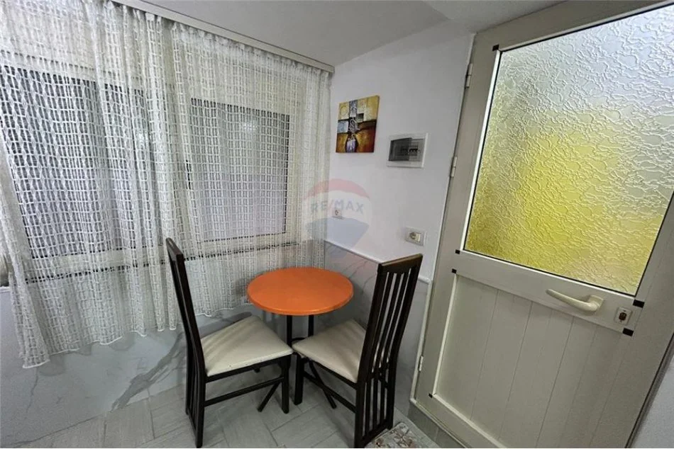 Tirane, jepet me qera garsonier 1+1 Kati 2, 48 m² 300 € (Rruga 5 Maj)
