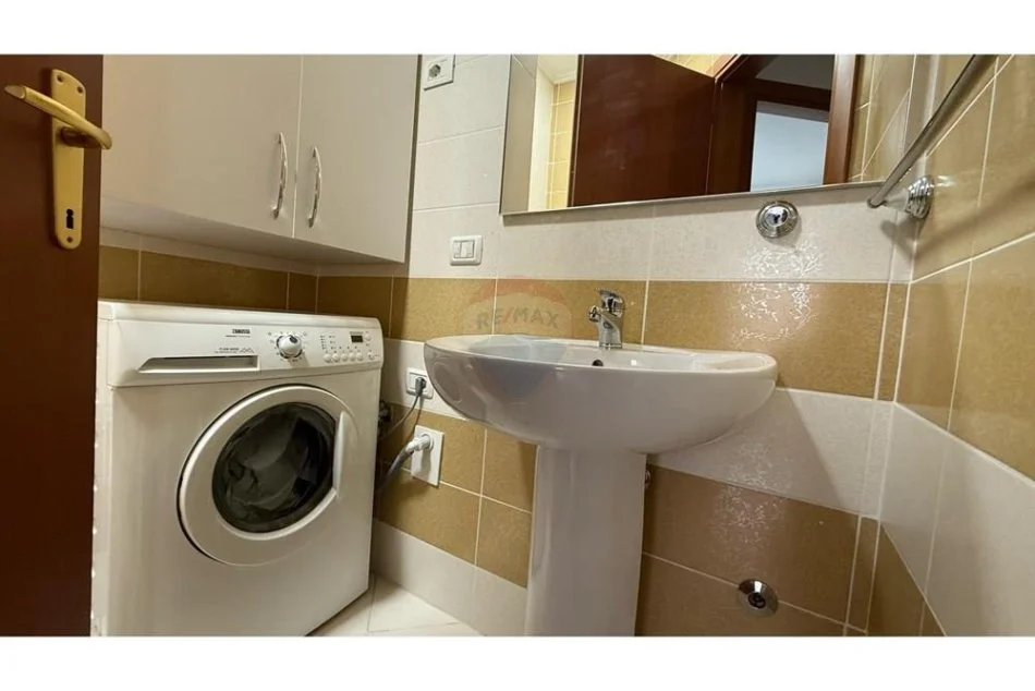 Tirane, jepet me qera apartament 2+1 Kati 3, 95 m² 600 € (Rruga Frosina Plaku)