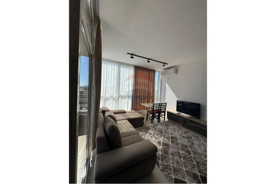 Tirane, jepet me qera apartament 1+1+Ballkon Kati 6, 61 m² 550 € (BULEVARDI I RI)