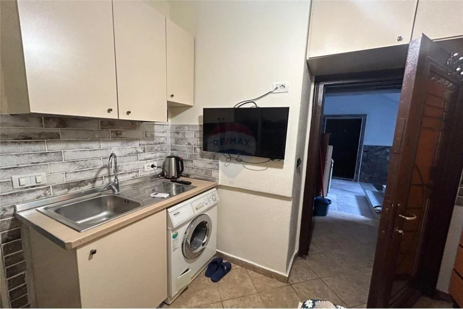 Tirane, jepet me qera 1+1 Kati 2, 47 m² 290 € (Rruga 5 Maj)