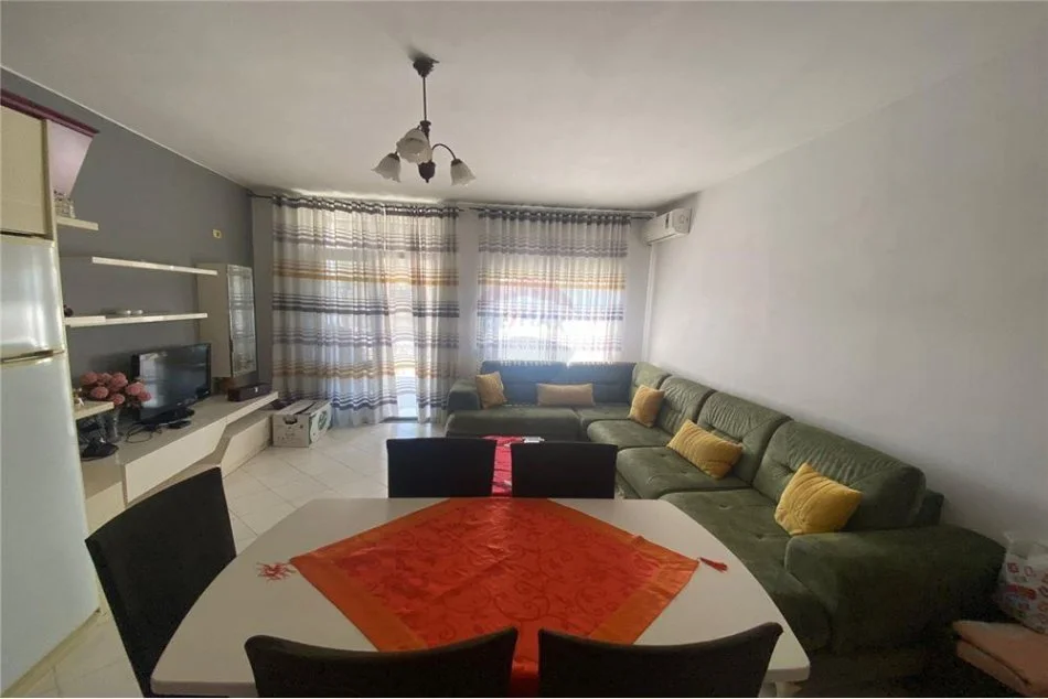 Tirane, jepet me qera apartament 2+1+Ballkon Kati 4, 77 m² 350 € (Laprake afer Ardenos)