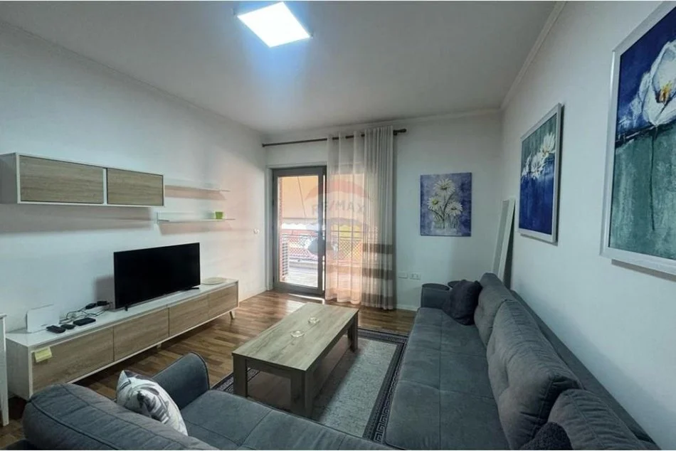 Tirane,jepet me qira apartament 2+1+Ballkon Kati 4, 115 m² (Kompleksi Delijorgji)