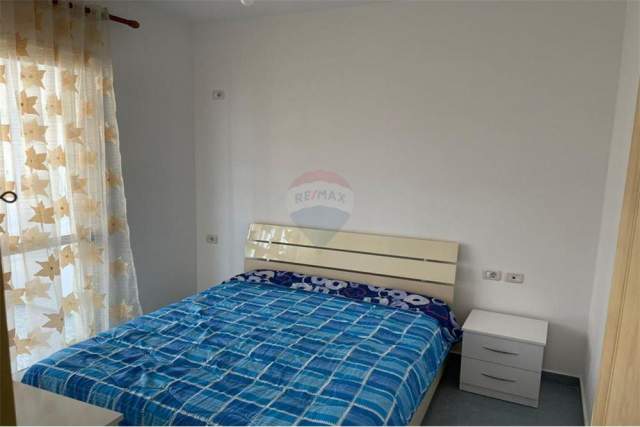 Tirane, jepet me qera apartament 2+1+BLK Kati 4, 85 m² 300 Euro (Te fresku)
