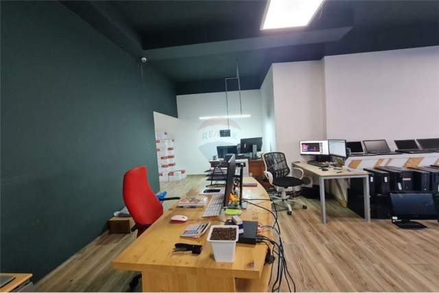 Tirane, jepet me qera dyqan Kati 0, 180 m² 900 Euro