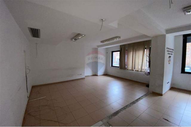 Tirane, jepet me qera ambjent biznesi Kati 1, 575 m² 8.500 Euro (bllok)