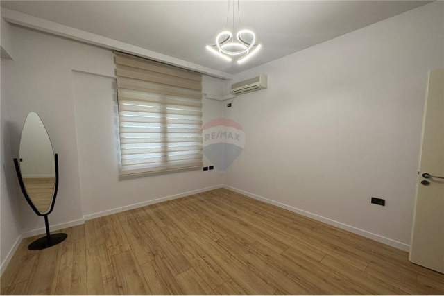 Tirane, jepet me qera zyre Kati 1, 96 m² 800 Euro (Tatimet)