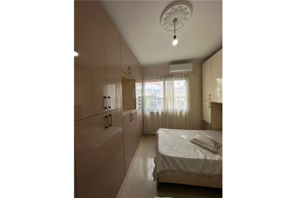 Tirane, jepet me qera apartament 1+1 Kati 7, 100 m² 500 € (astir)